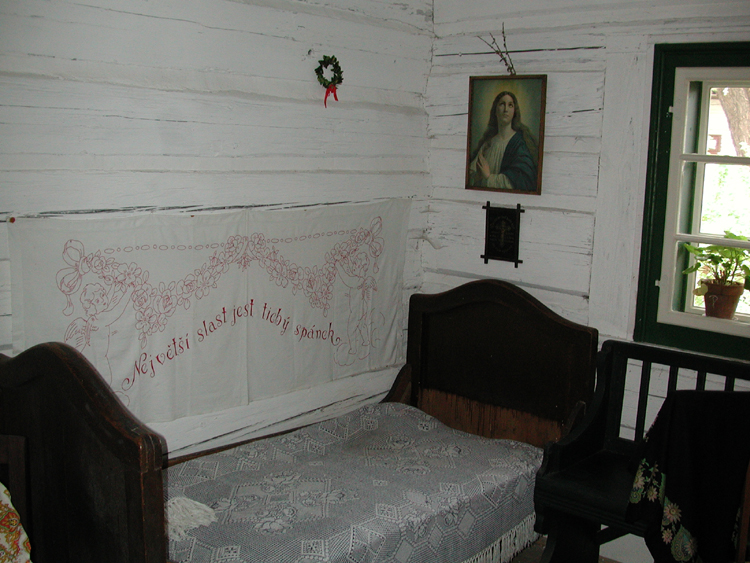 Bed in Hlinsko house museum.jpg 366.0K